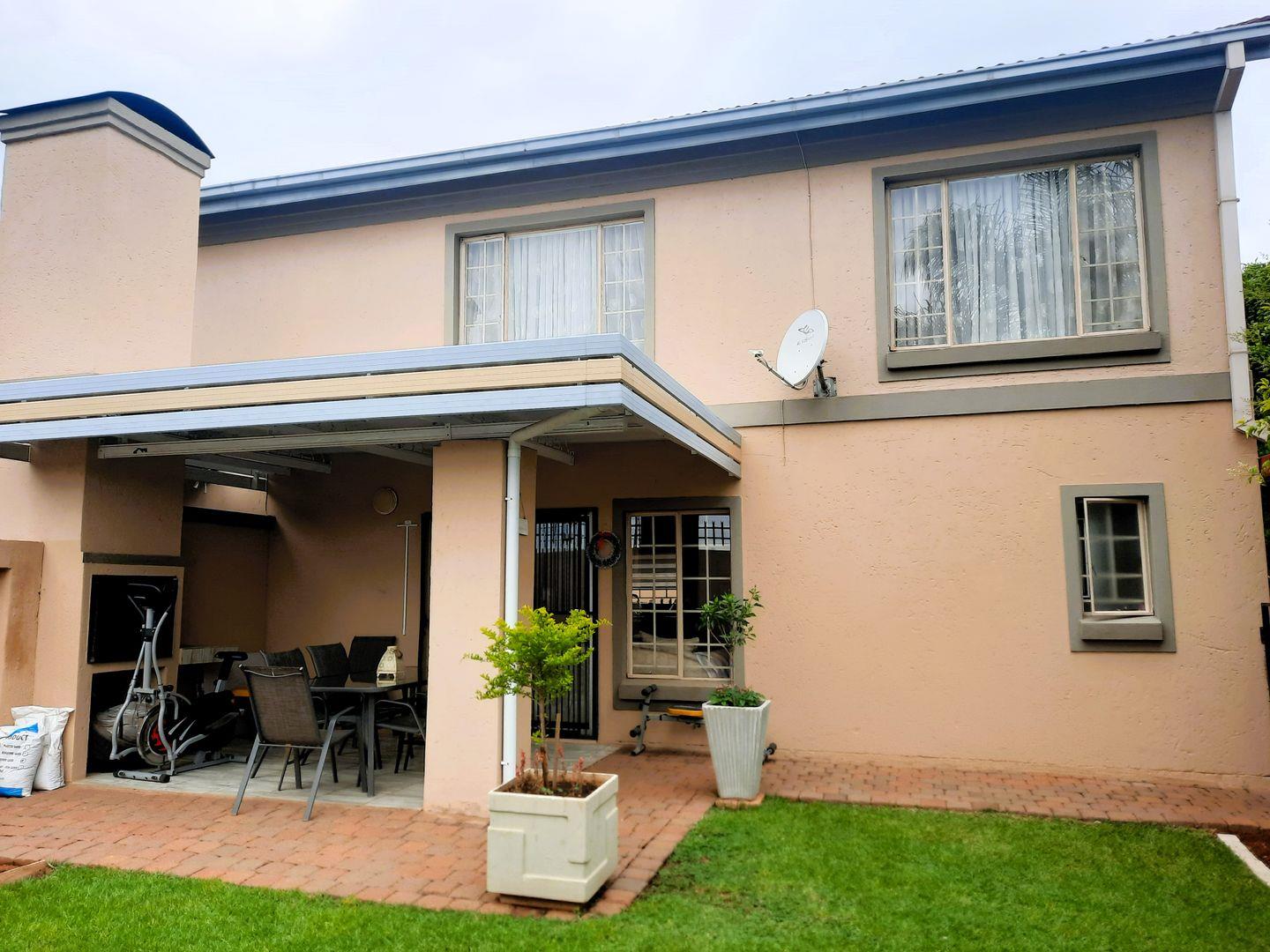 3 Bedroom Townhouse for sale in Willow Park Manor P24113791461