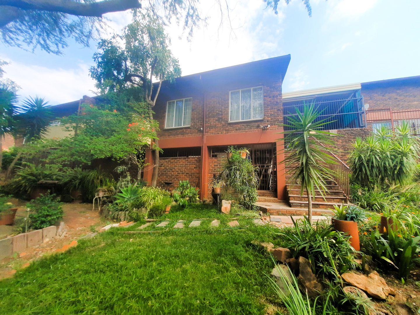 3 Bedroom Townhouse for sale in La Montagne P24113791497