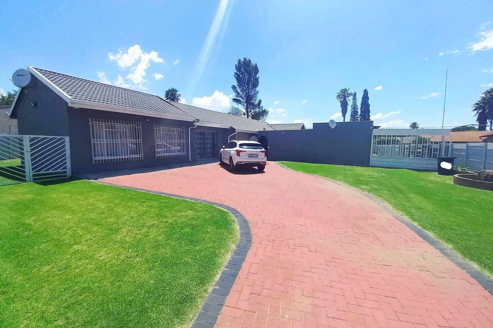 3 Bedroom House for sale in Brakpan North P24113792140