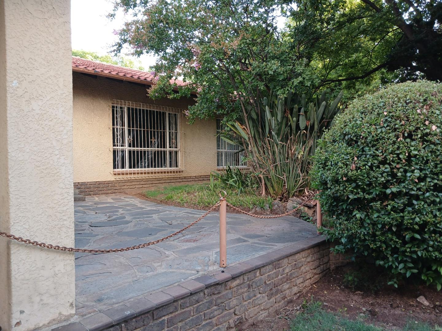 4 Bedroom House for sale in Kew P24113793799