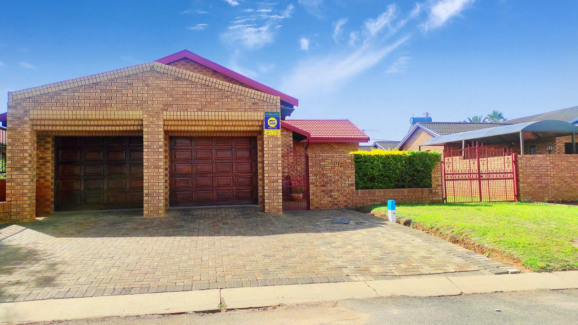 3 Bedroom House for sale in Lenasia South P24113800992