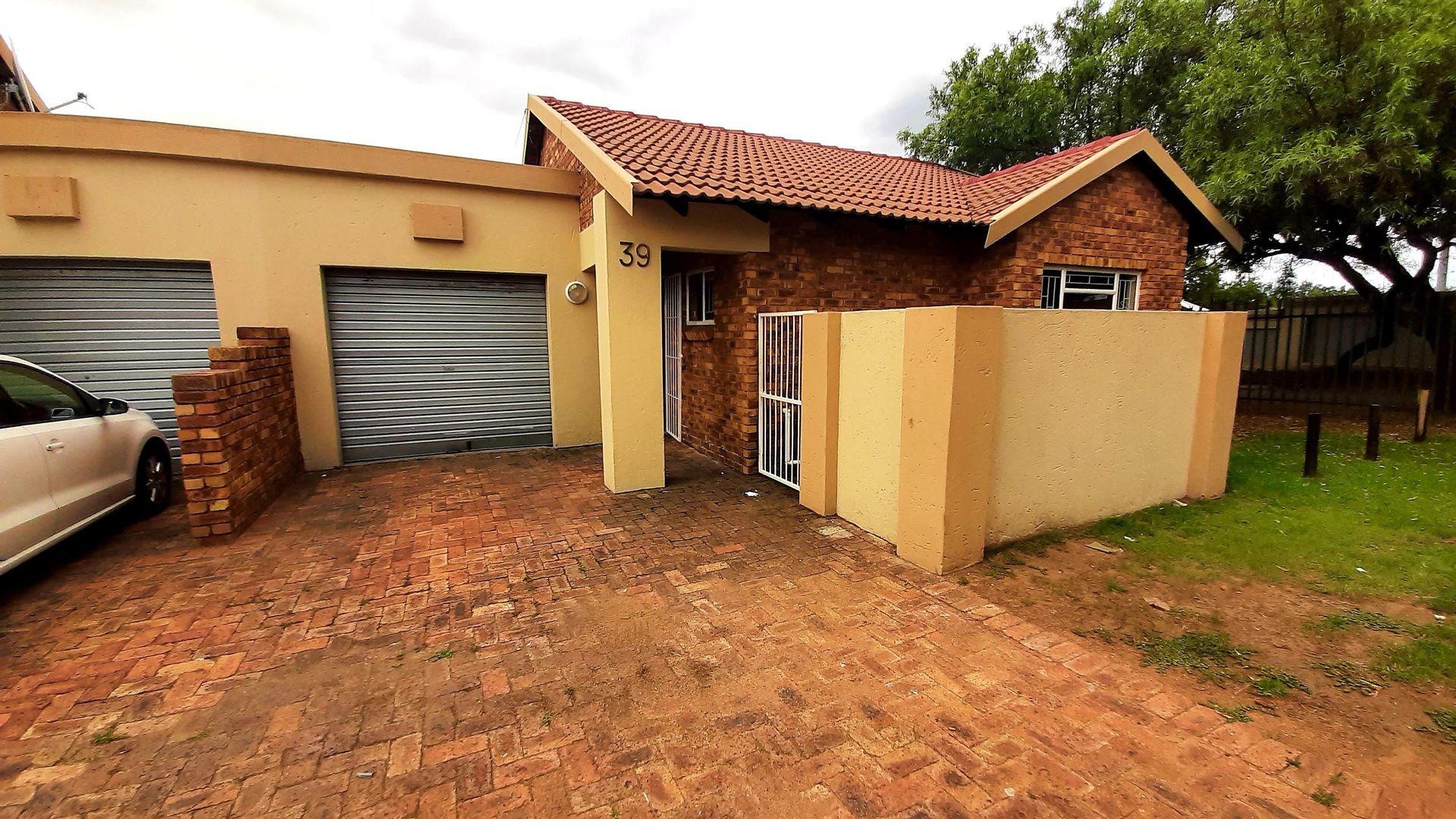 2 Bedroom Townhouse for sale in Secunda P24113802220