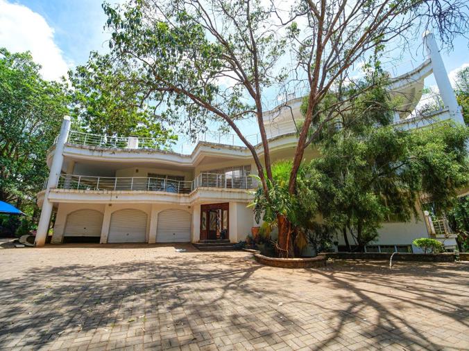 7 Bedroom House for Sale in Borrowdale