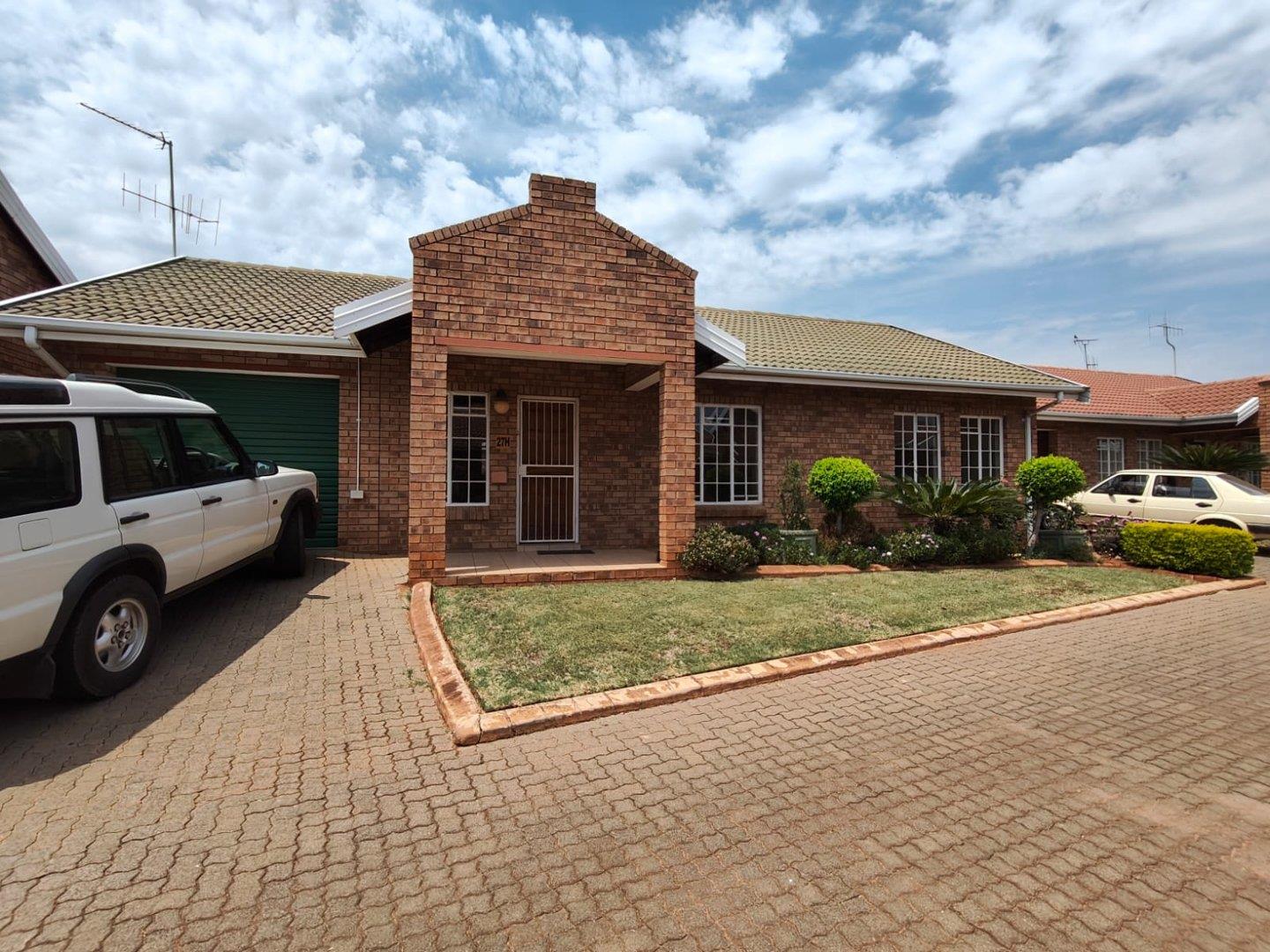 2 Bedroom House for sale in Montana Tuine 27h Houtkapper St, Montana