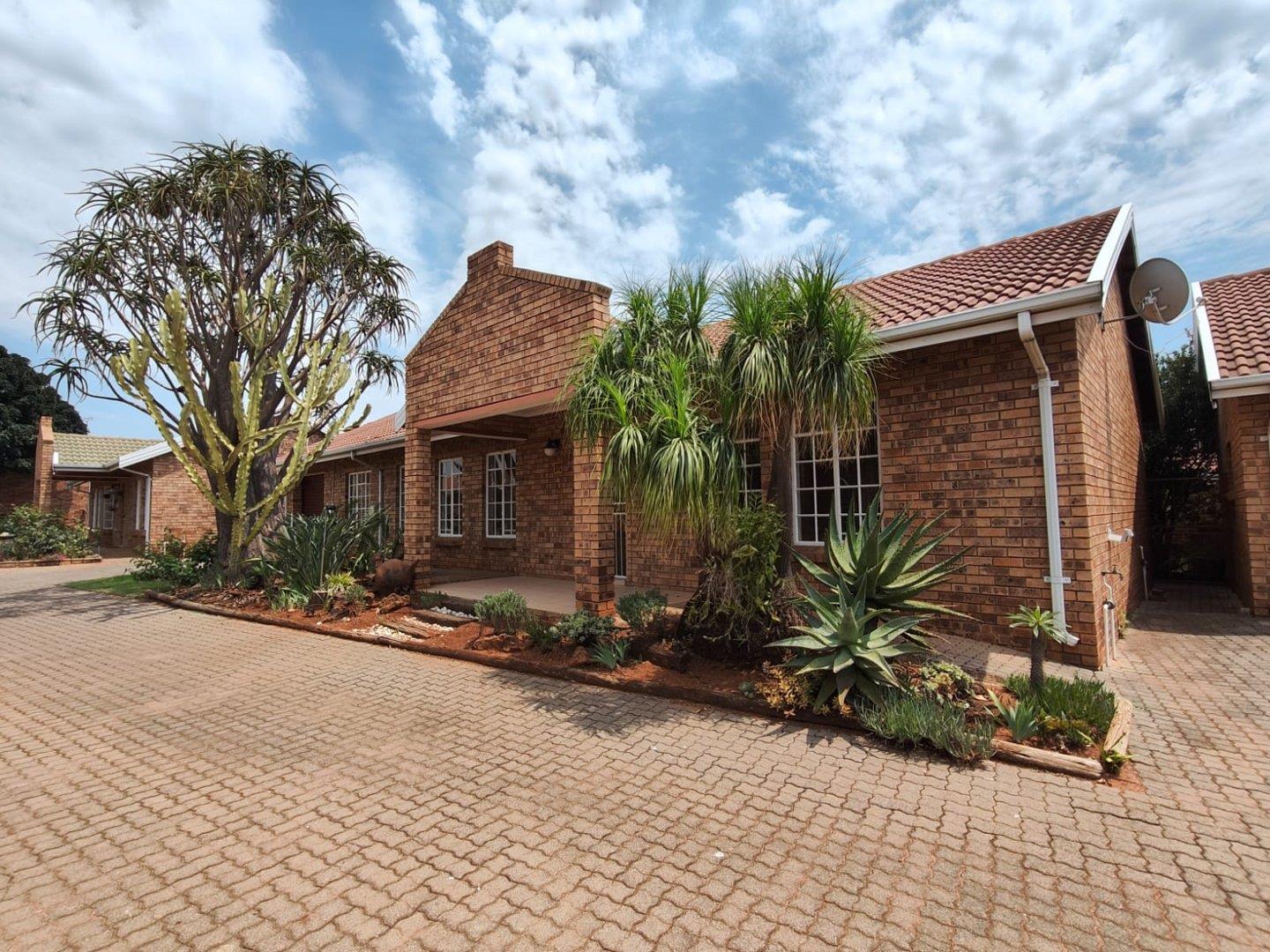 2 Bedroom House for sale in Montana Tuine Houtkapper 27c, Montana