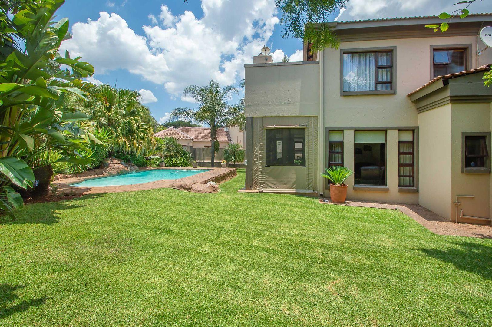 4 Bedroom House for sale in Ruimsig Country Estate P24113805285