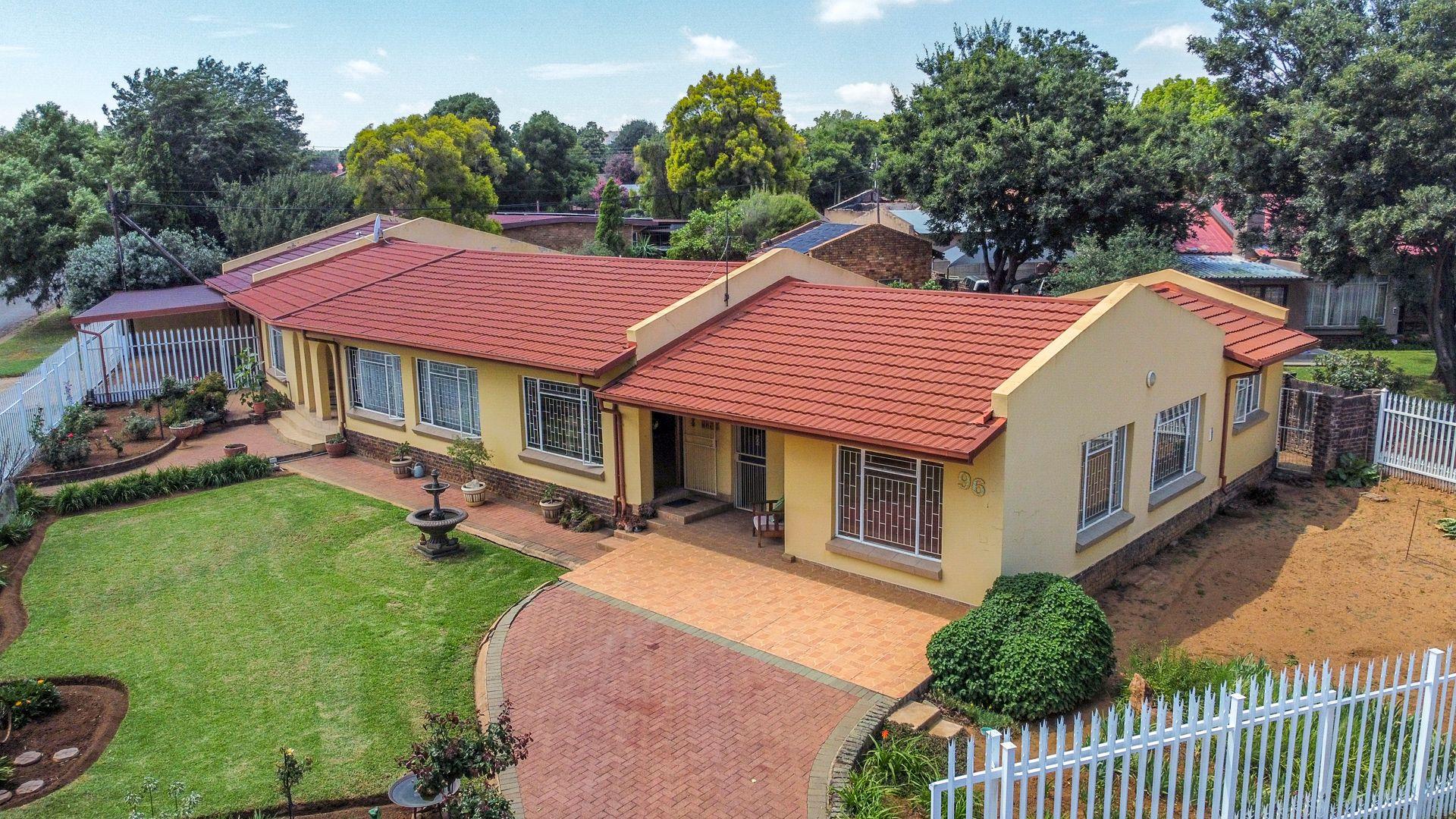 3 Bedroom House for sale in Rensburg P24113811090