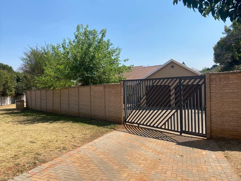 4 Bedroom House for sale in Harmelia P24113813855