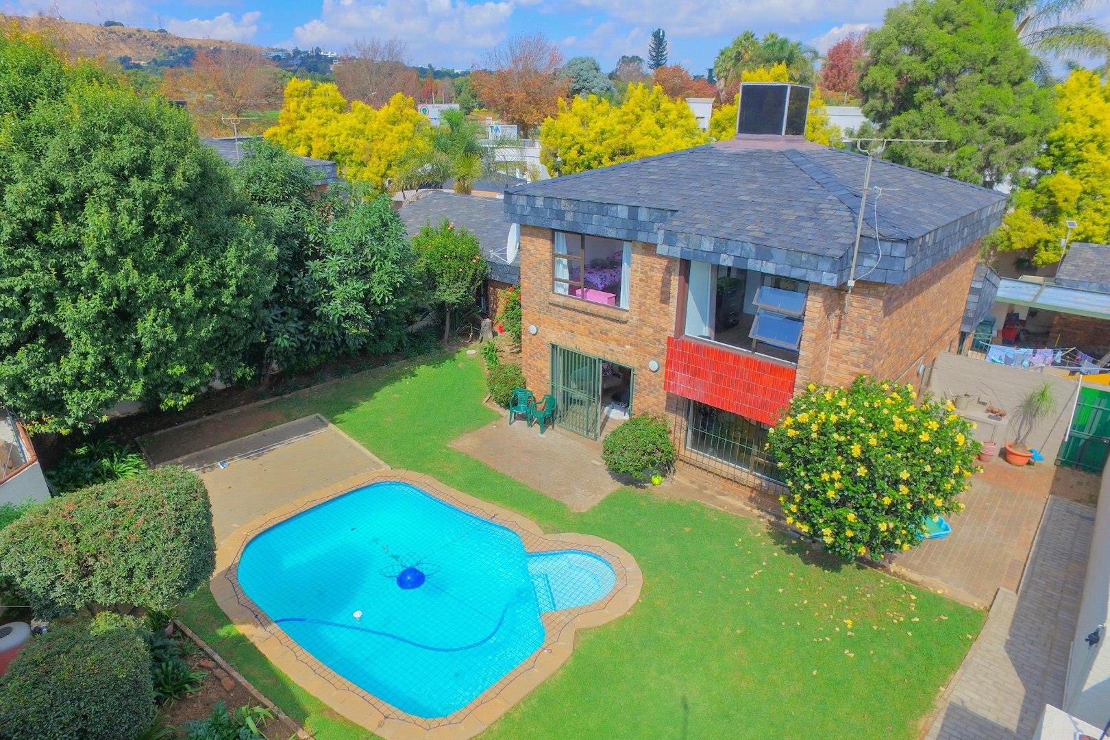 3 Bedroom House for sale in Bedfordview P24113814934