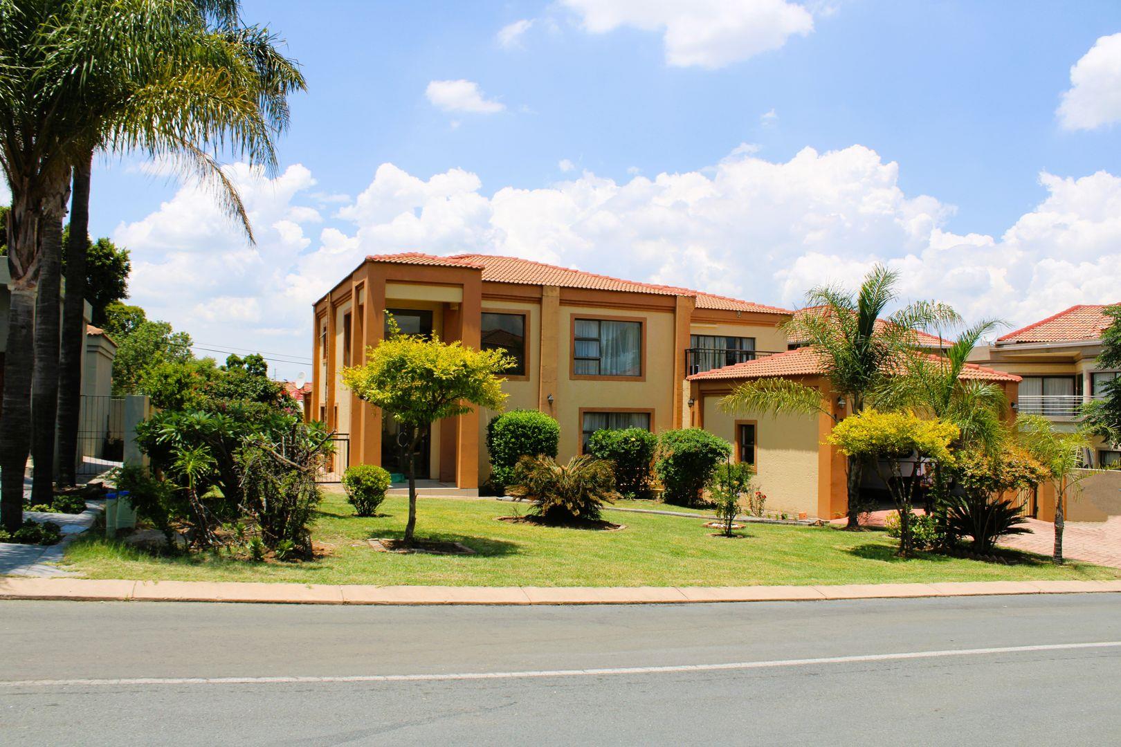 4 Bedroom House to rent in Blue Valley Golf Estate P24113815106