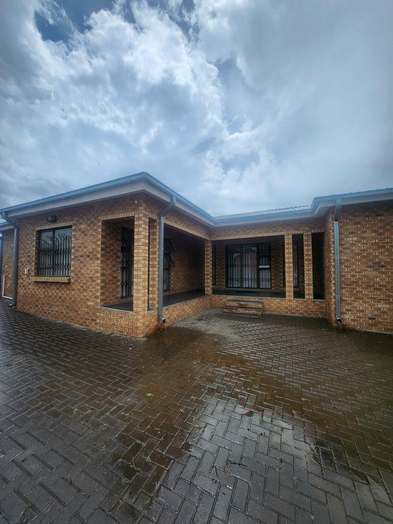 4 Bedroom House for sale in Hillside P24113816964