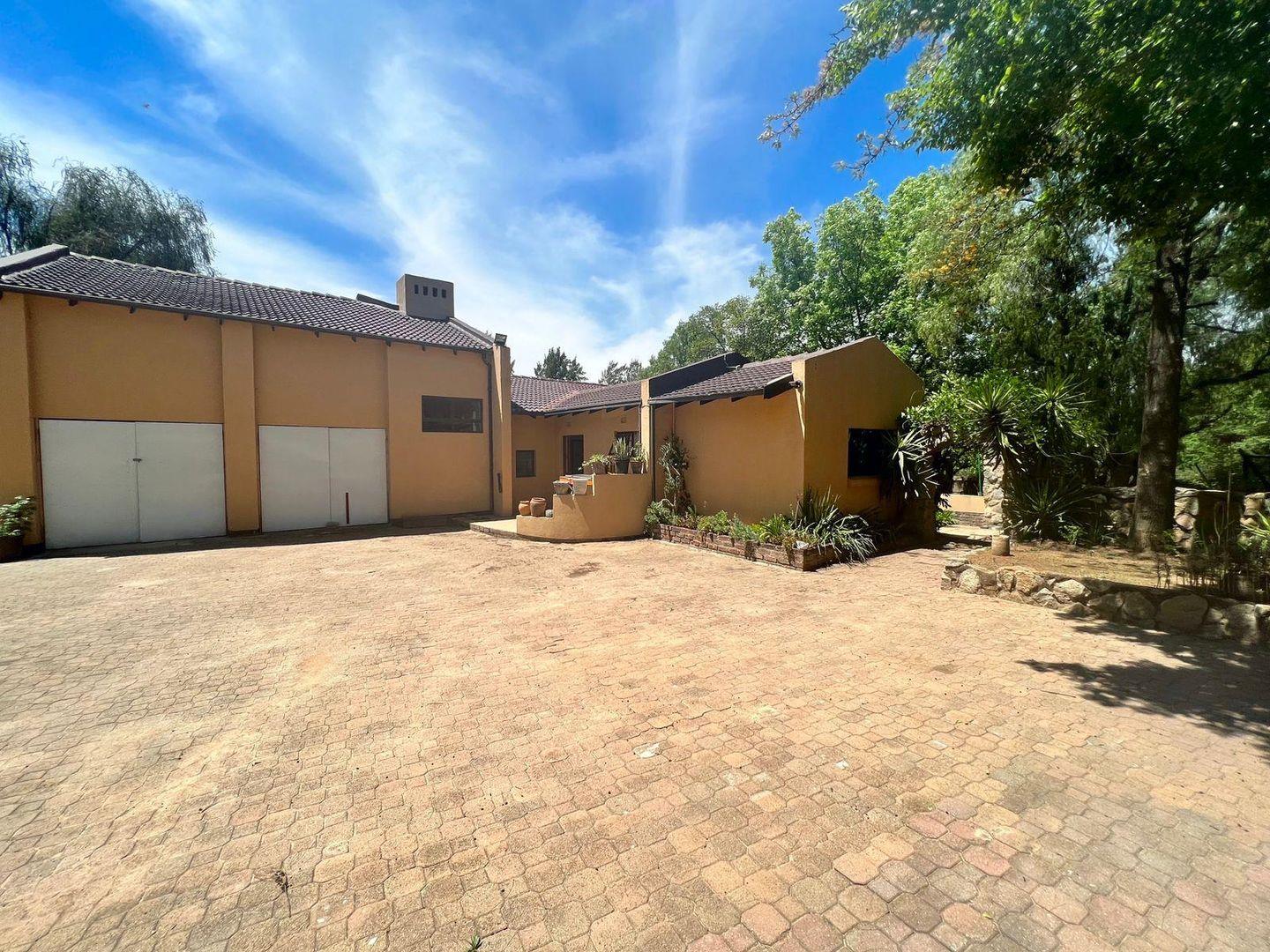 4 Bedroom House for sale in Chartwell P24110667941