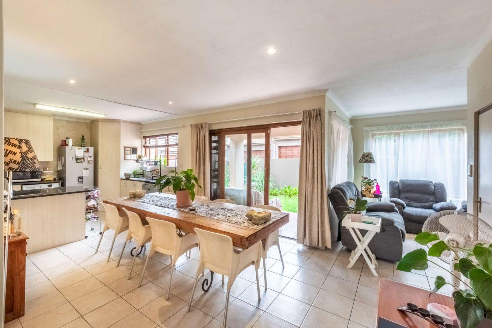 3 Bedroom Townhouse for sale in Radiokop 23 Barossa, Elsie Road P24