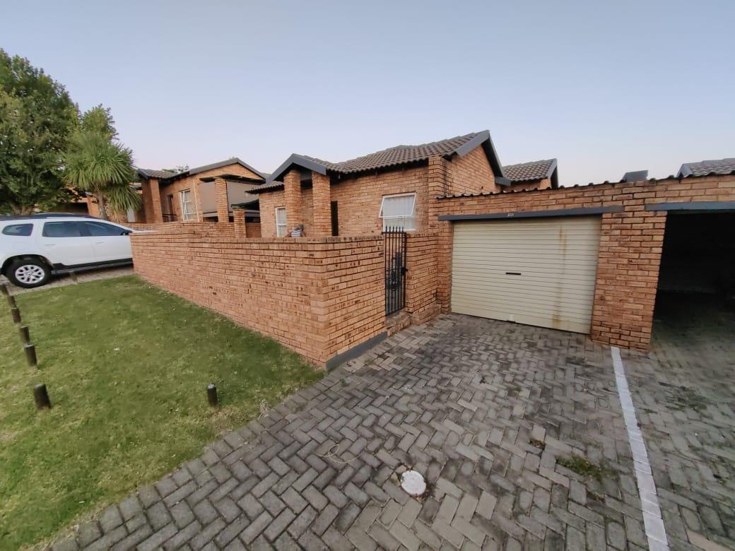 3 Bedroom Townhouse for sale in Honeypark 65, 19 Glover Road P24