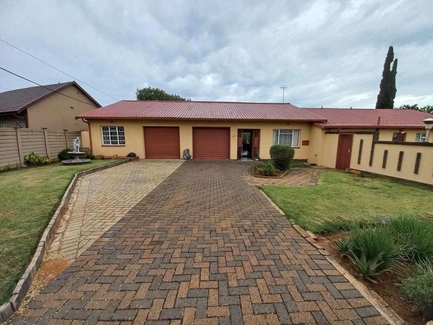 4 Bedroom House for sale in Rensburg P24113822879
