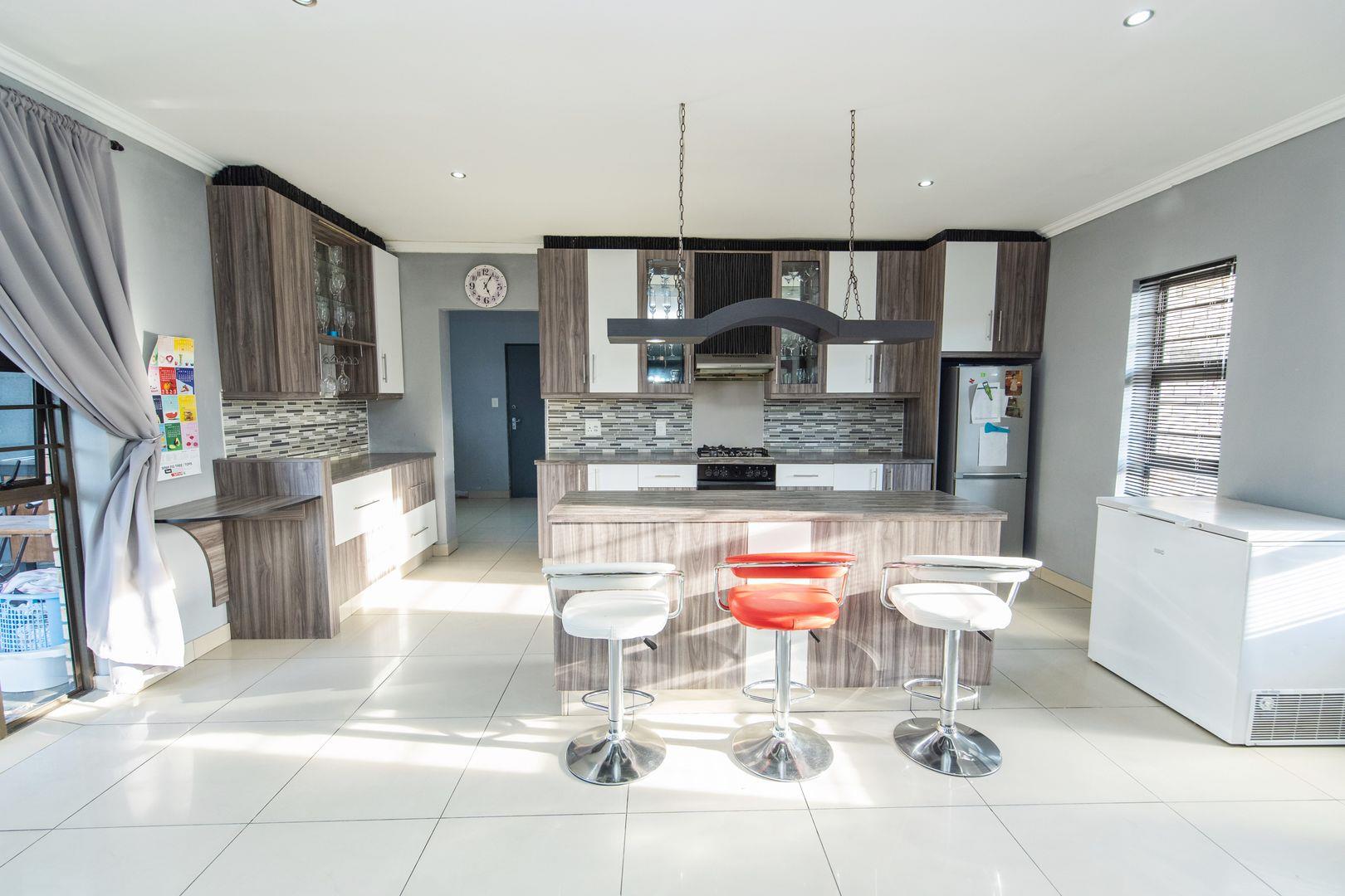 4 Bedroom House for sale in Fairview P24113822901