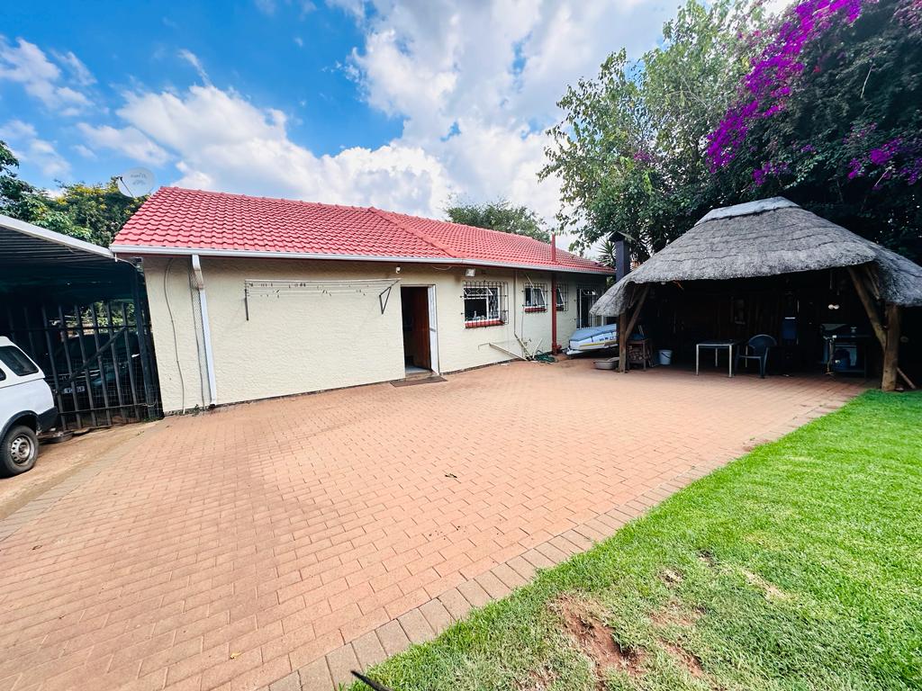 4 Bedroom House for sale in Woodmere P24113823846