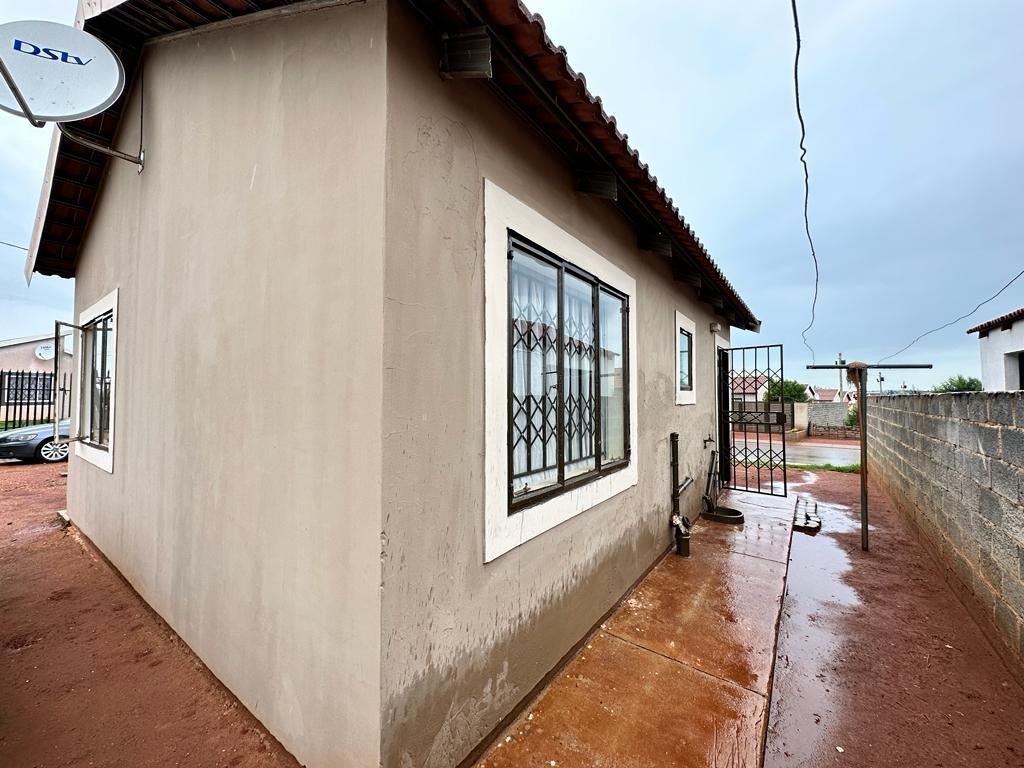 2 Bedroom House for sale in Savanna City P24113827025