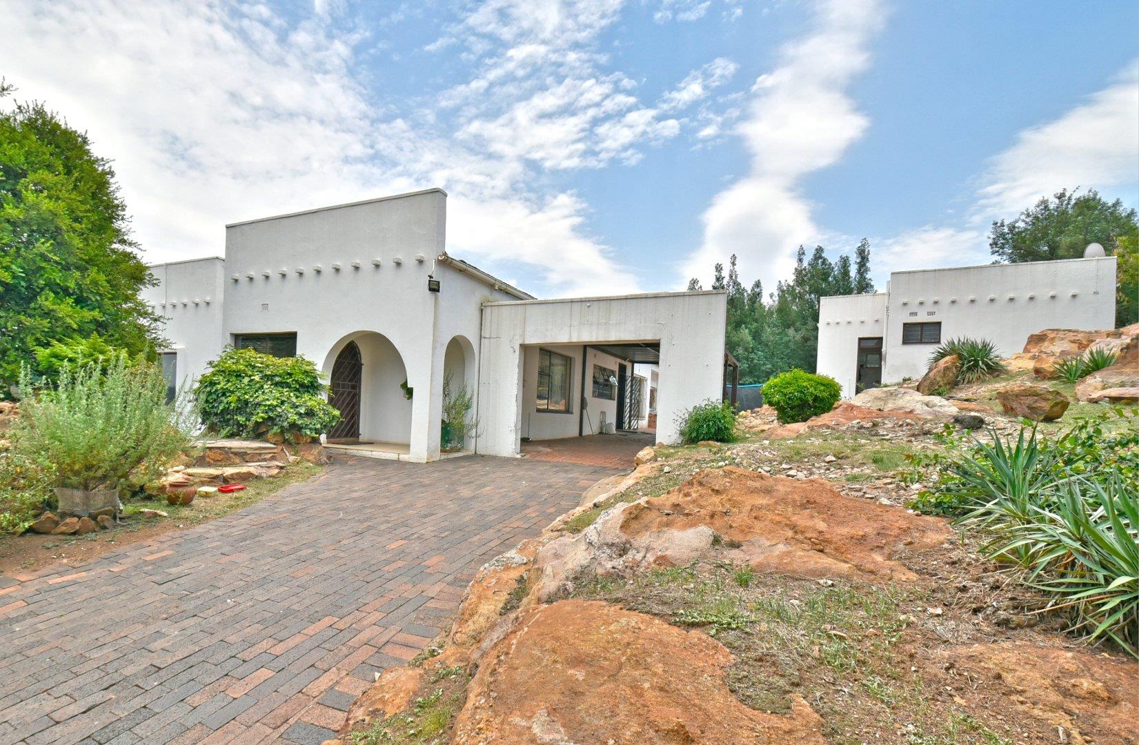 4 Bedroom House for sale in Oakdene P24113828920