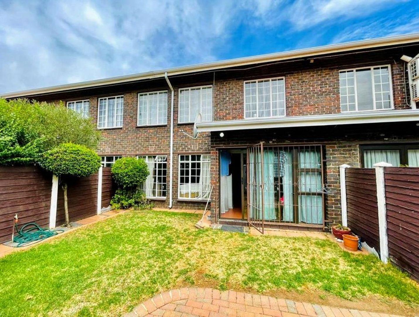 3 Bedroom Townhouse for sale in Brackenhurst P24113831162