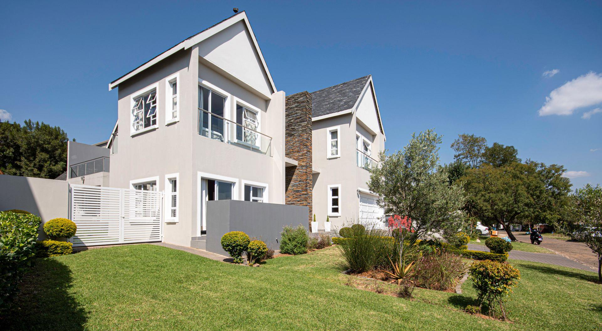 4 Bedroom House for sale in Waterfall Country Village P24113831386