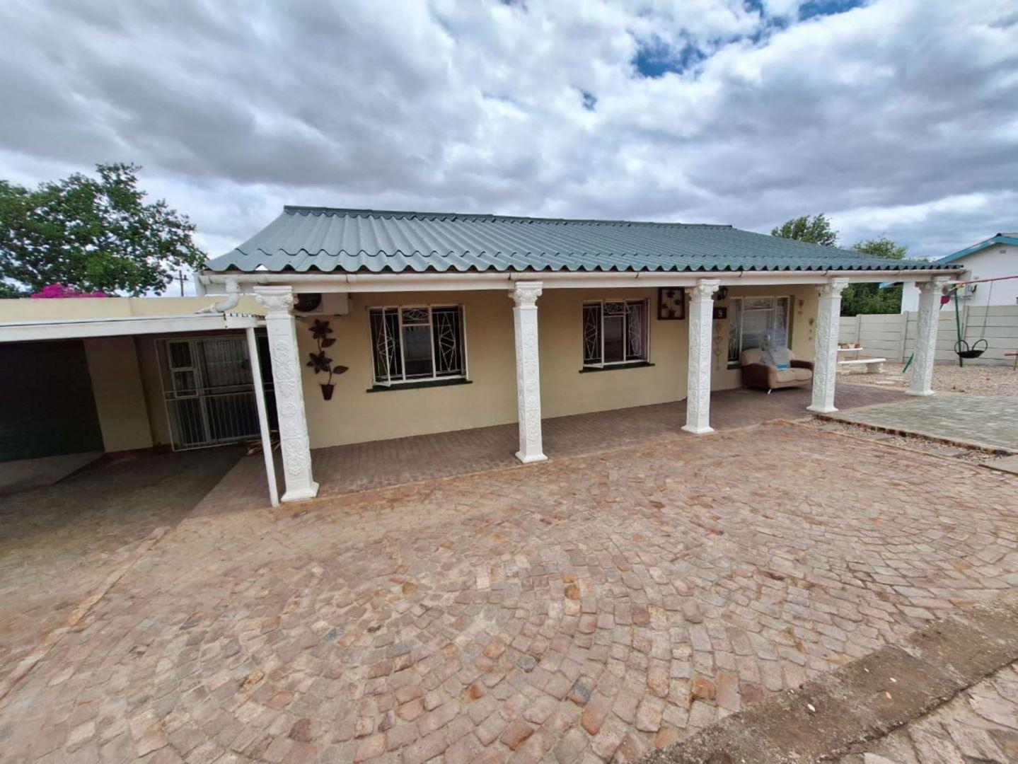 3 Bedroom House for sale in Oudtshoorn North 9 Johnson Crescent P24