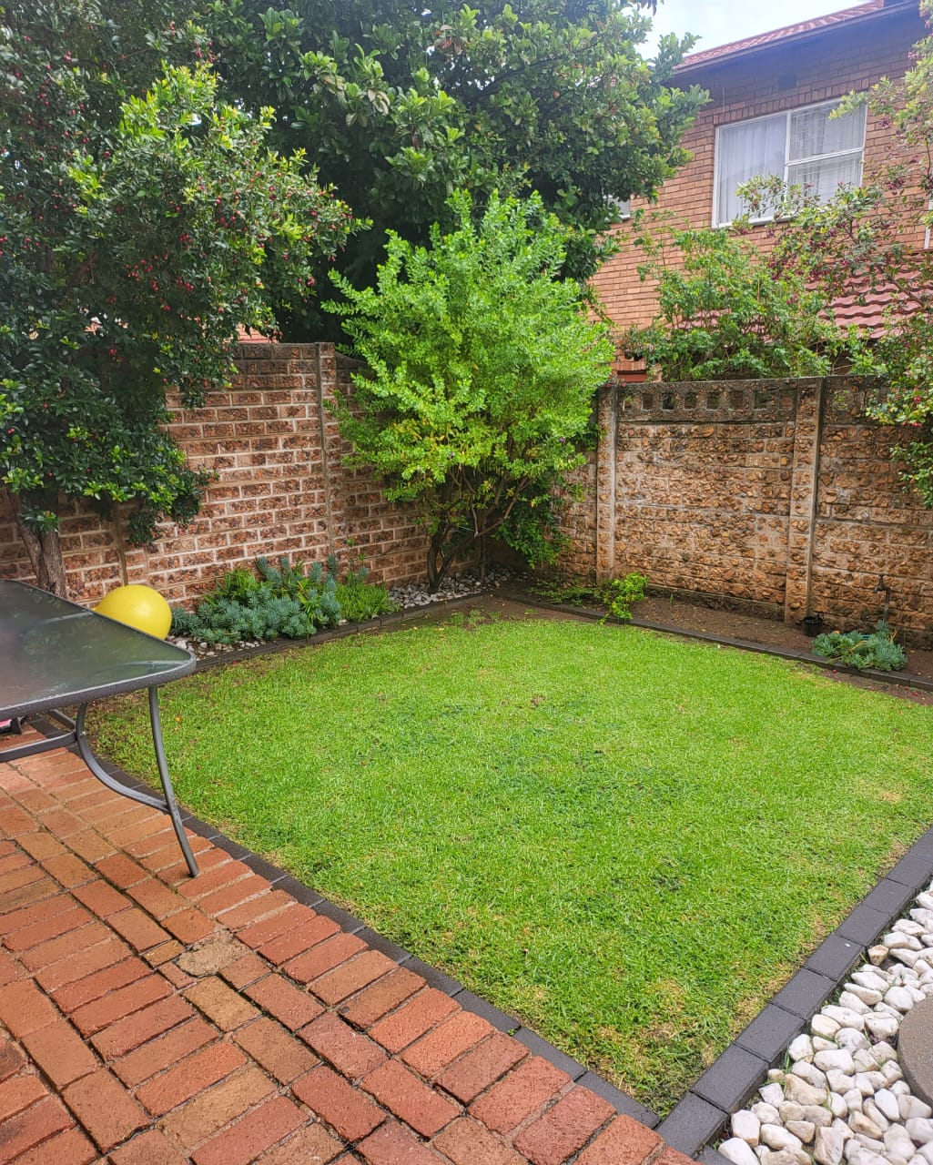 3 Bedroom Townhouse for sale in Bedford Gardens The Oaks, Field Close