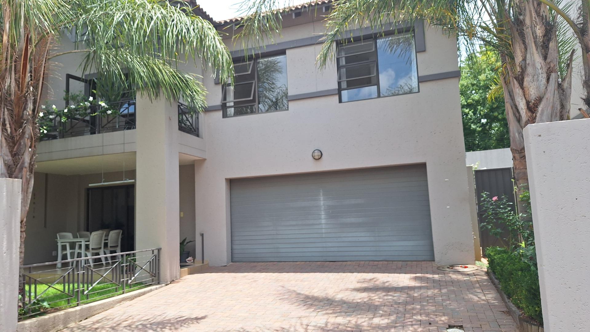 3 Bedroom Townhouse for sale in Waverley Carol Crescent P24113829558