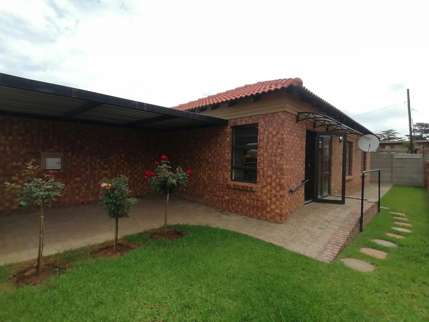 2 Bedroom Townhouse for sale in Ermelo P24113836665