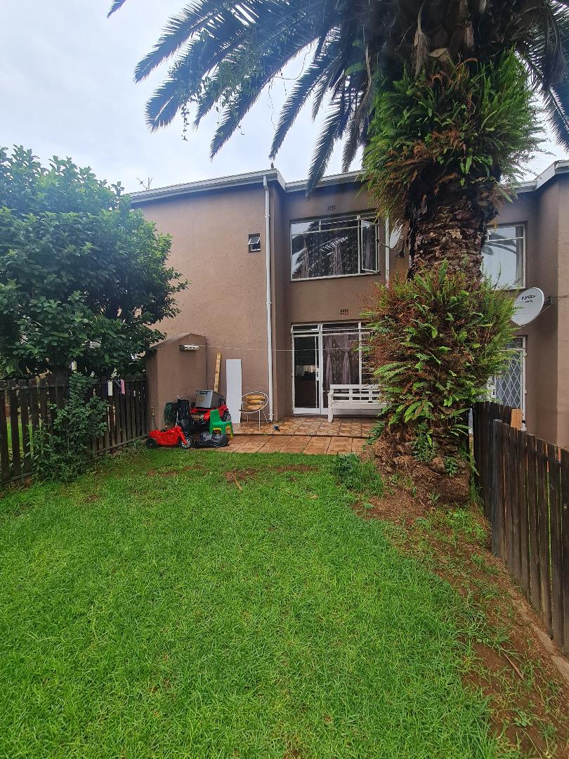 Florida, Roodepoort Property Townhouses to rent in Florida, Roodepoort