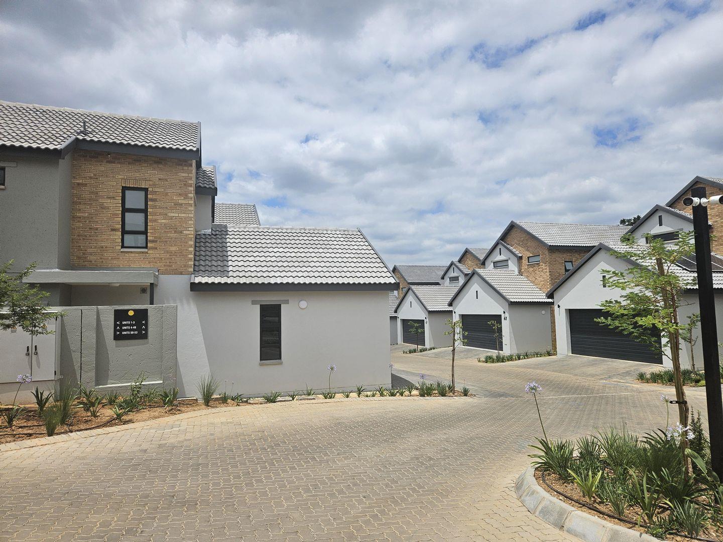 4 Bedroom House for sale in Broadacres P24113840273