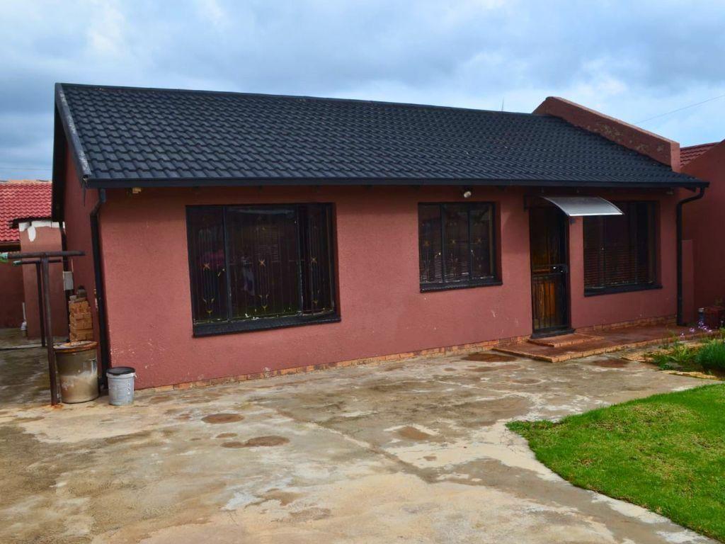 3 Bedroom House for sale in Meadowlands P24113840536