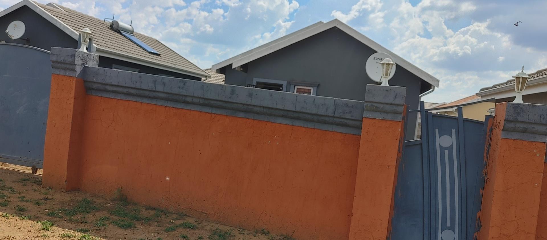 3 Bedroom House for sale in Buhle Park 96 Niemann Road P24113837040