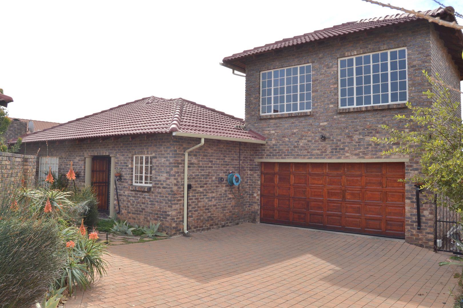 4 Bedroom House for sale in Thatchfield Estate P24113842612