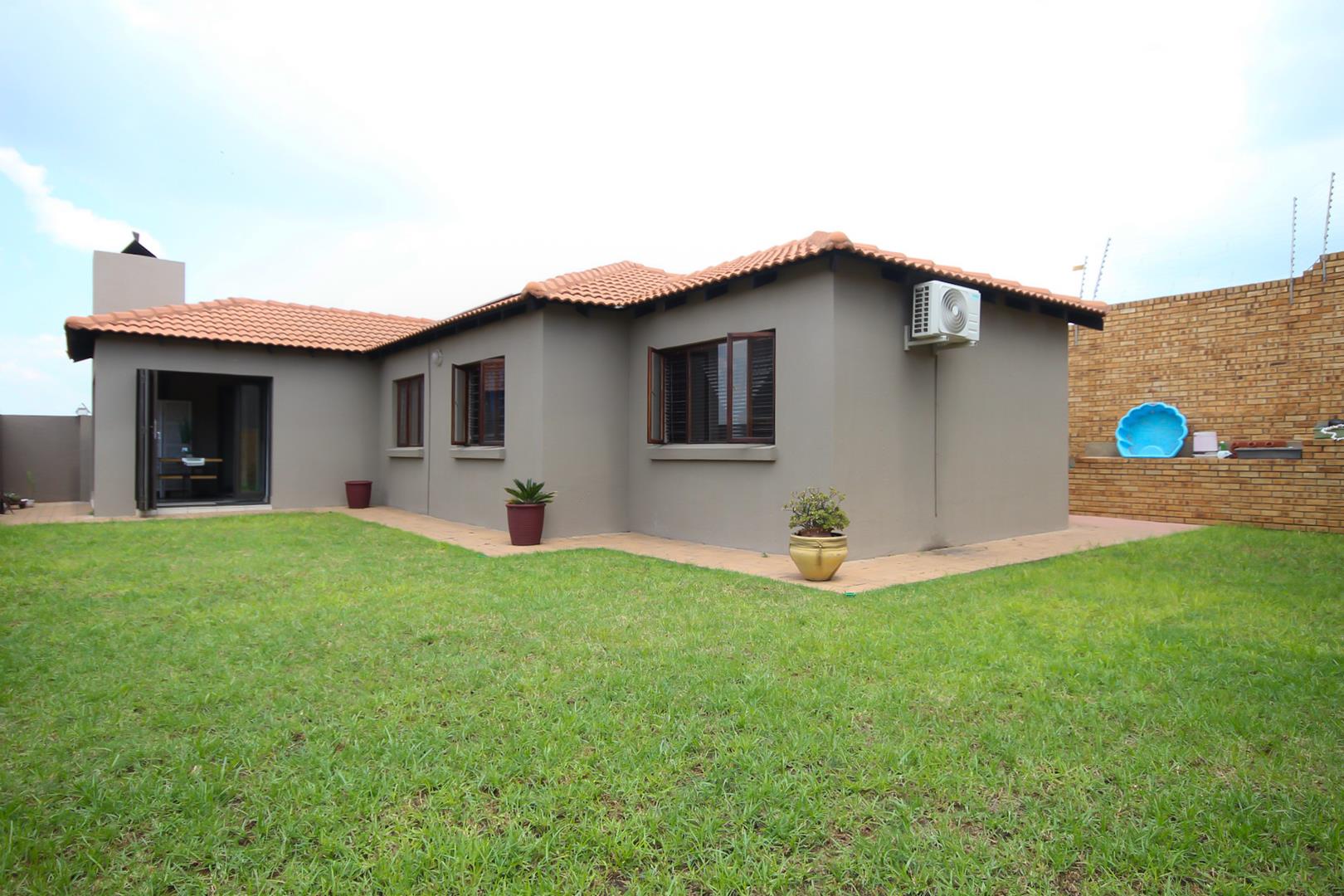 3 Bedroom Townhouse for sale in Thatchfield Estate 2722 Thatchfield