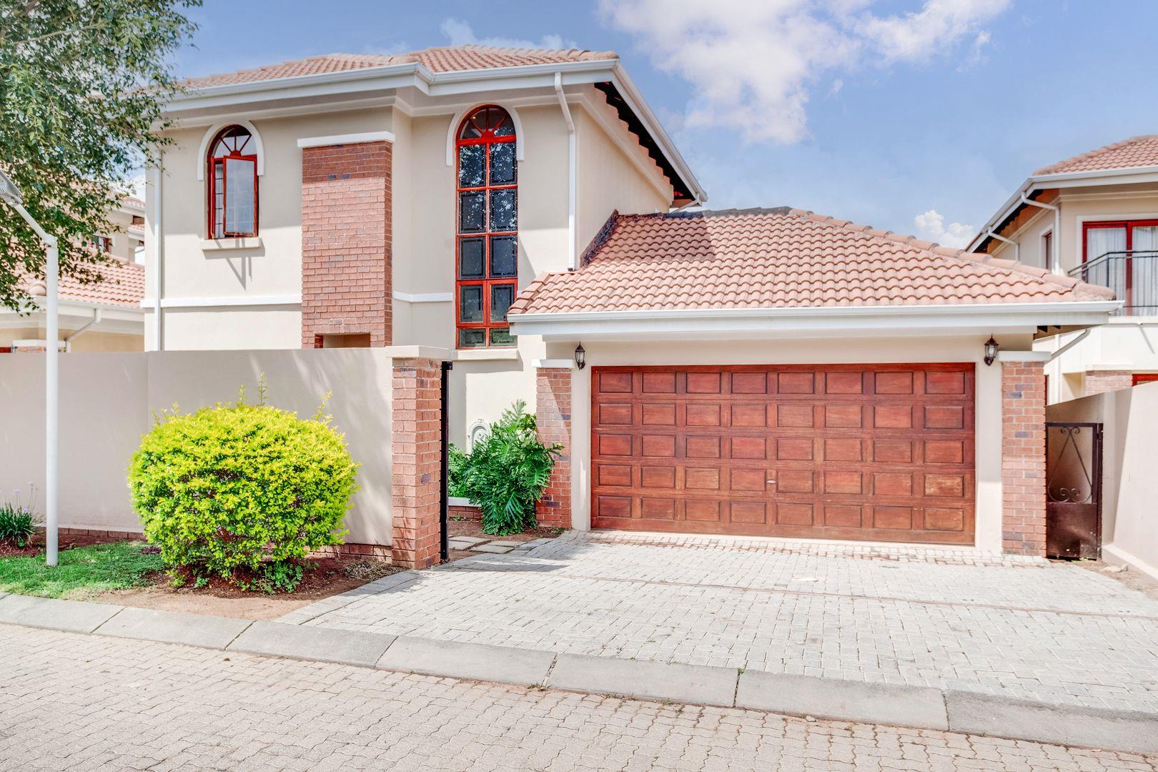 3 Bedroom House for sale in Broadacres 1001 Carrington Place, 15 Pine