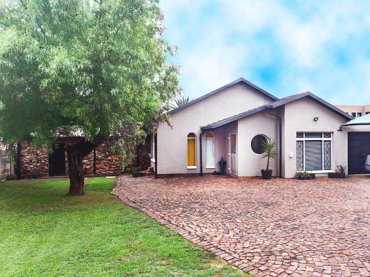 3 Bedroom House for sale in Bonaero Park P24113844667