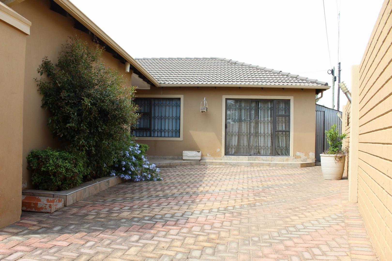 5 Bedroom House for sale in Riverlea P24113845629