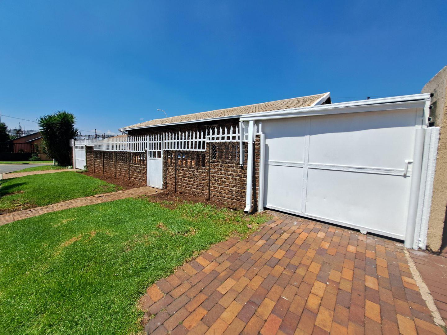 4 Bedroom House for sale in Actonville P24113846567