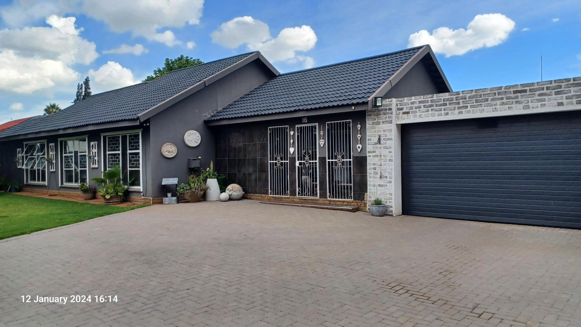 3 Bedroom House for sale in Flora Gardens P24113844019