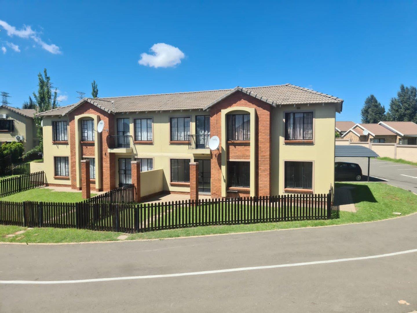 2 Bedroom Townhouse for sale in Hillside P24113848967