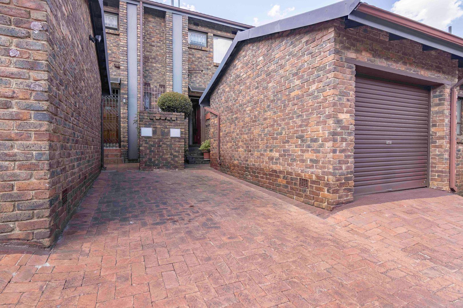 Constantia Kloof, Roodepoort Property Townhouses for sale in