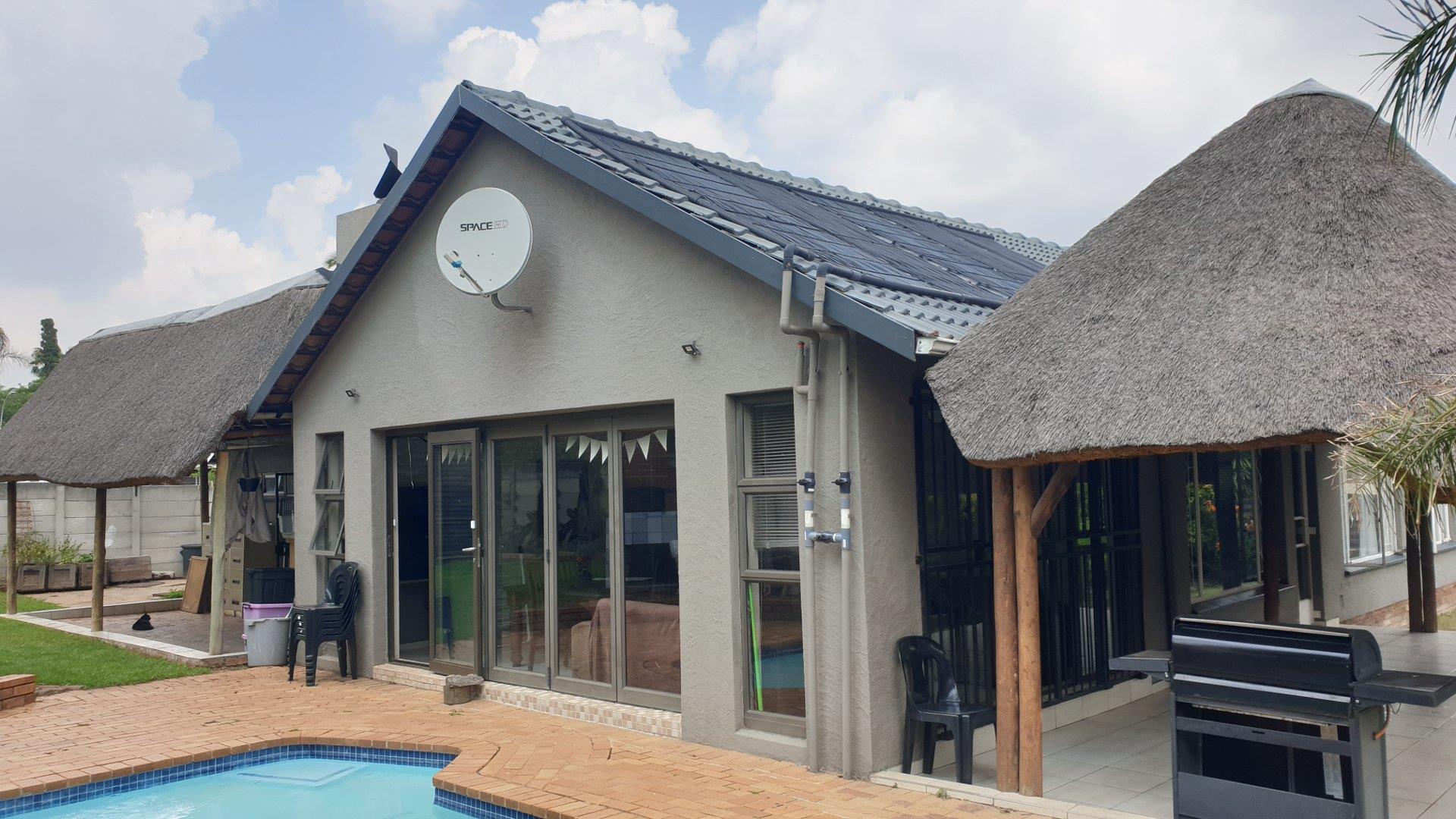 4 Bedroom House for sale in Glen Marais P24113849623