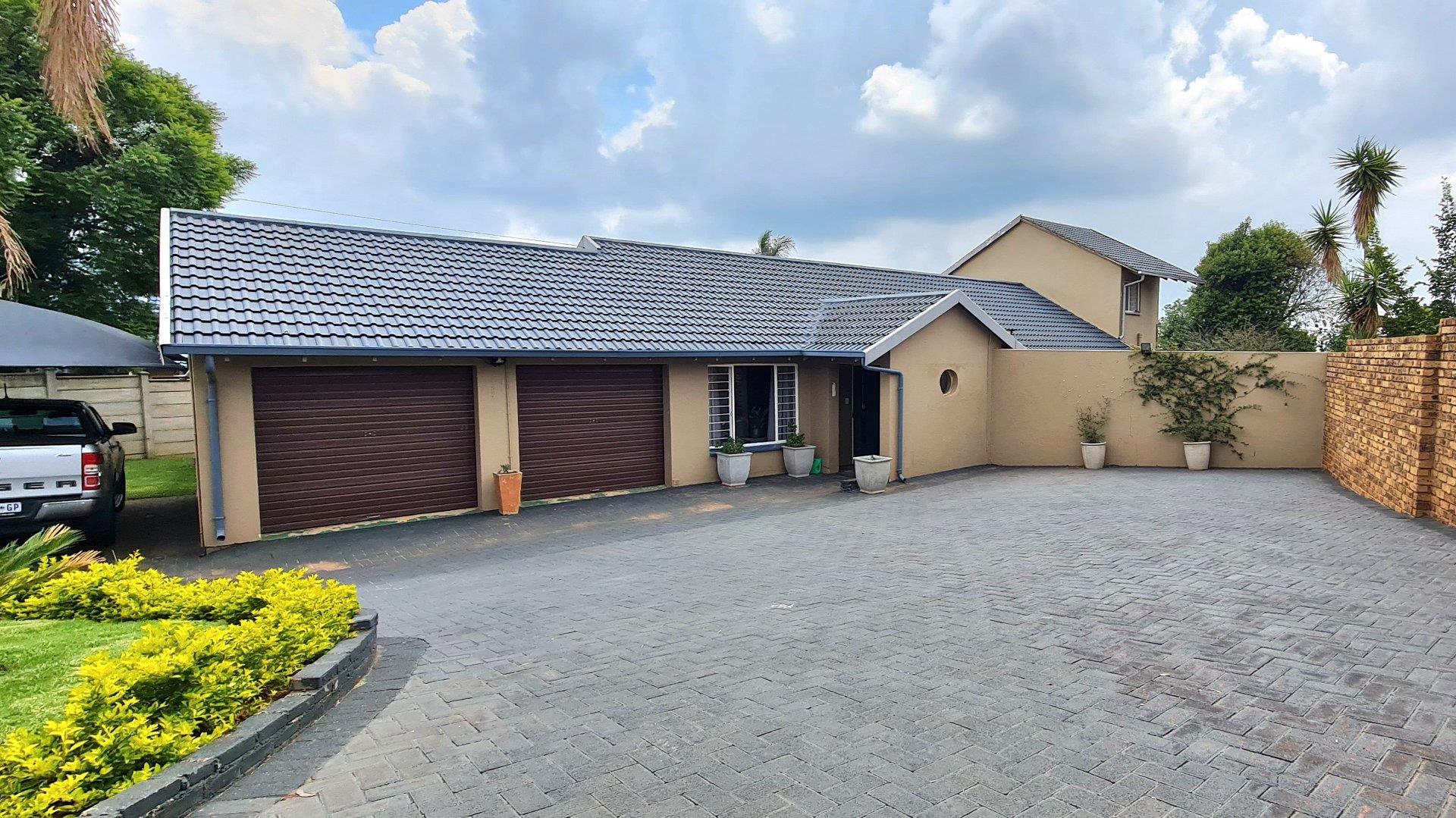 3 Bedroom House for sale in Rant En Dal 32 Volstruis Street P24