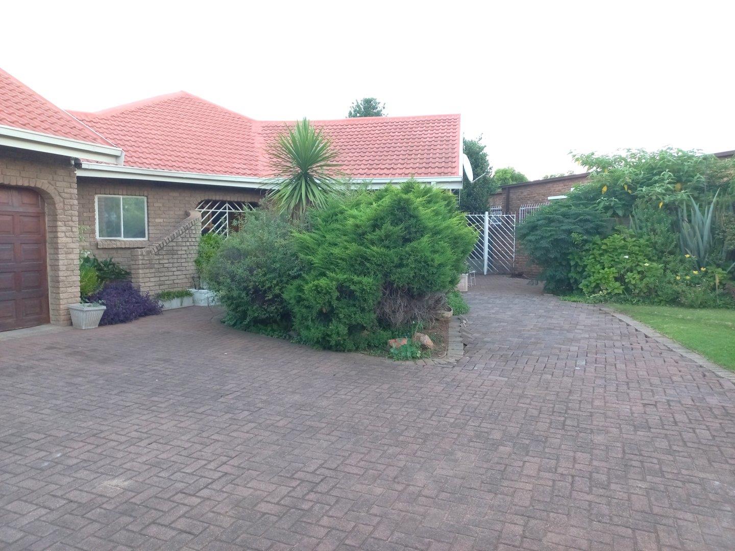 4 Bedroom House for sale in Vanderbijlpark SE 3 P24113850227
