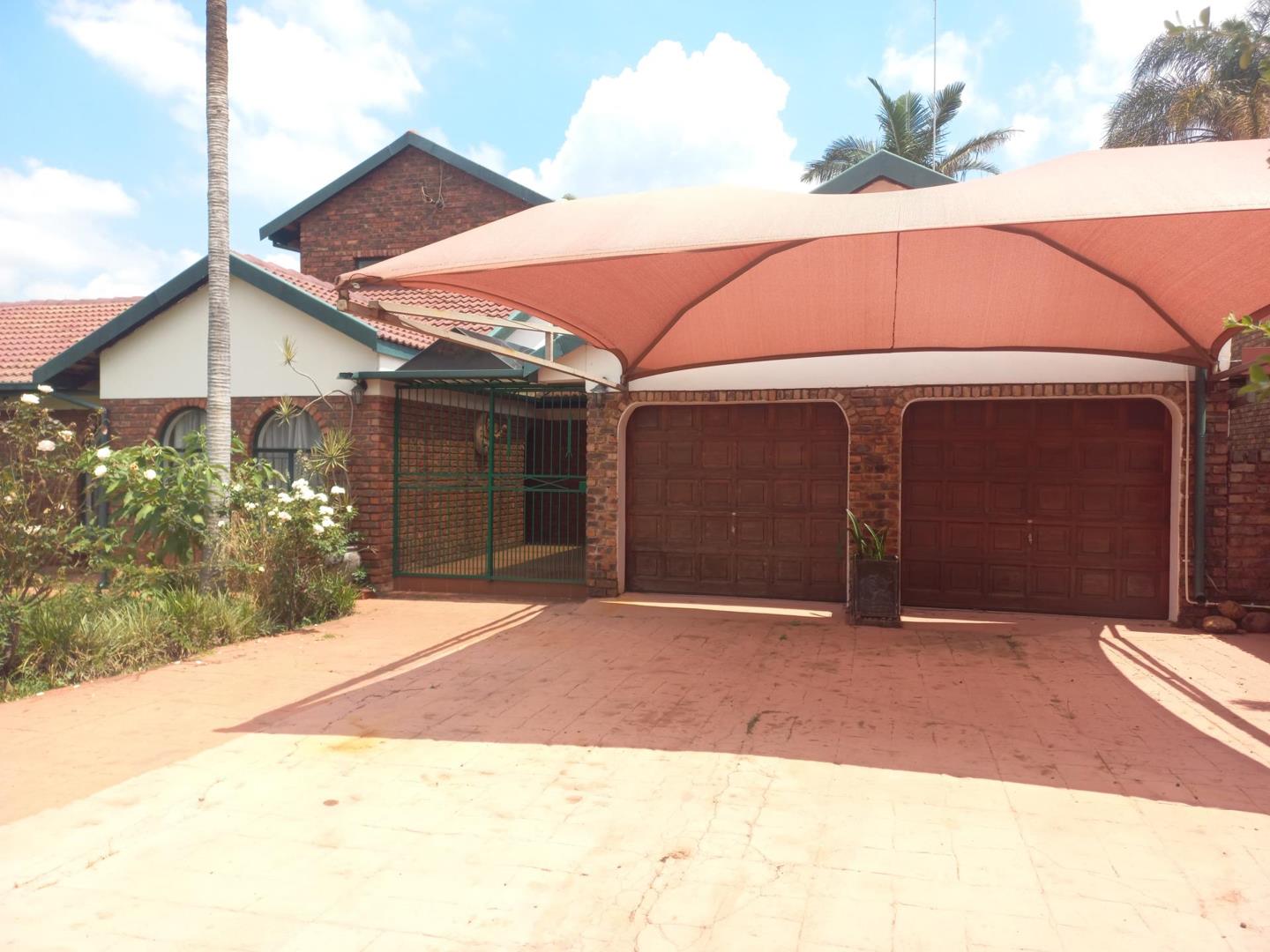 4 Bedroom House for sale in Karenpark P24113850335