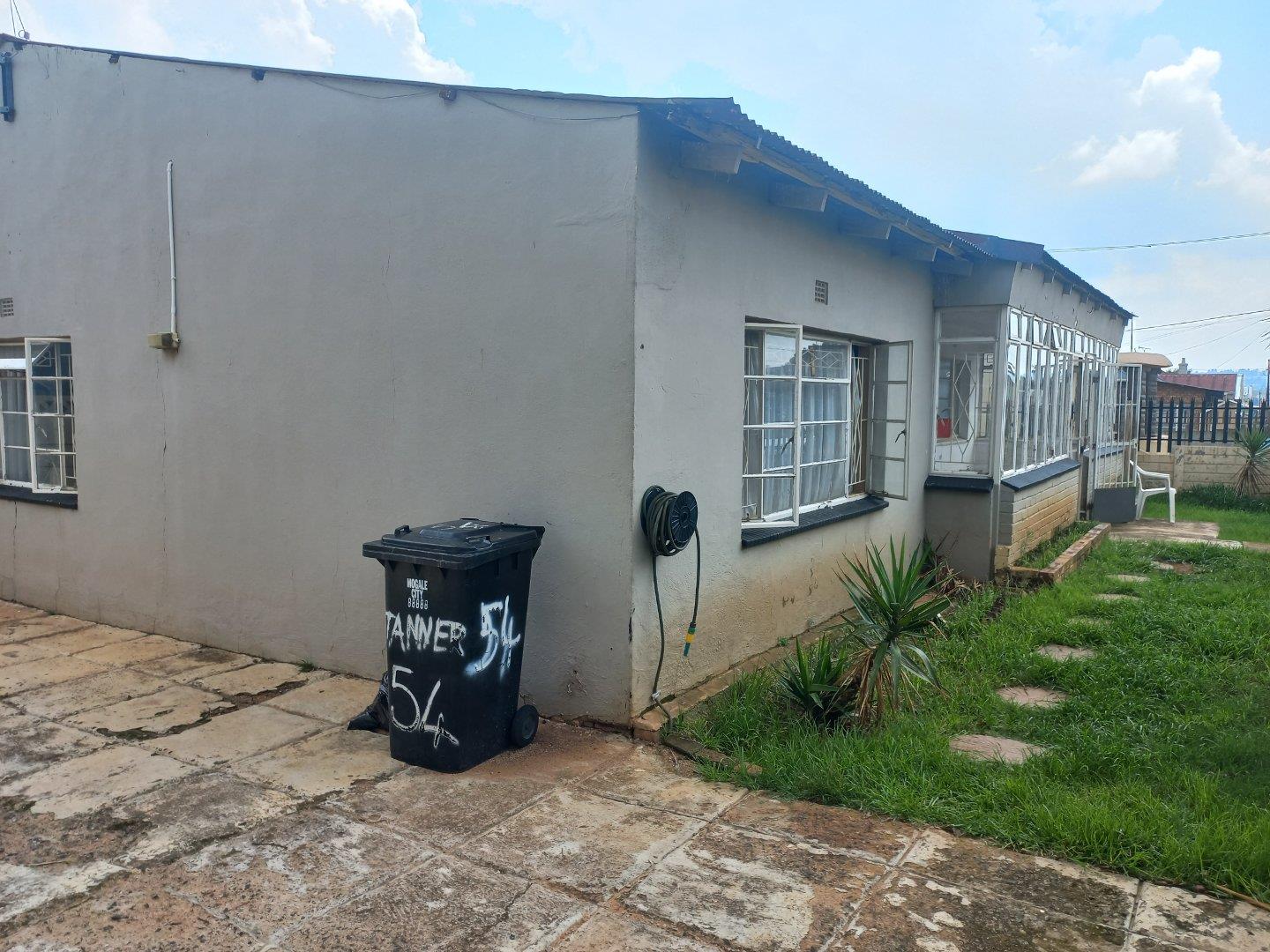 4 Bedroom House for sale in Krugersdorp West P24113850530