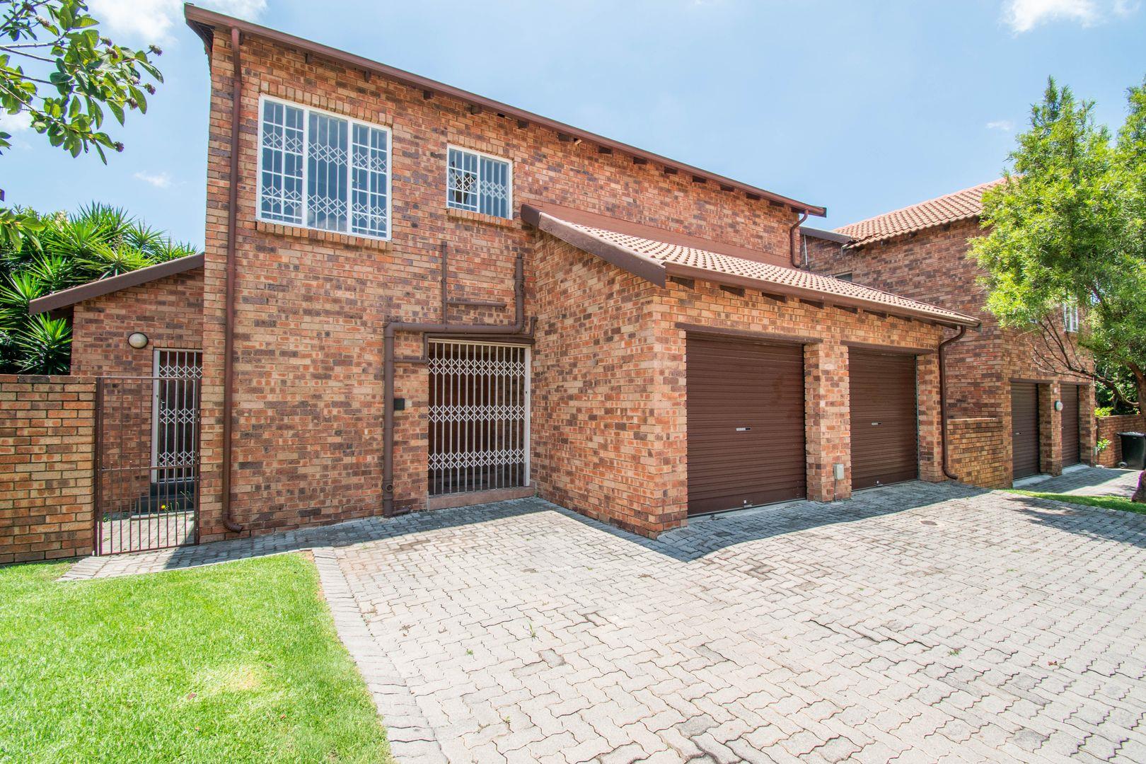 3 Bedroom Townhouse for sale in Sundowner P24114676644