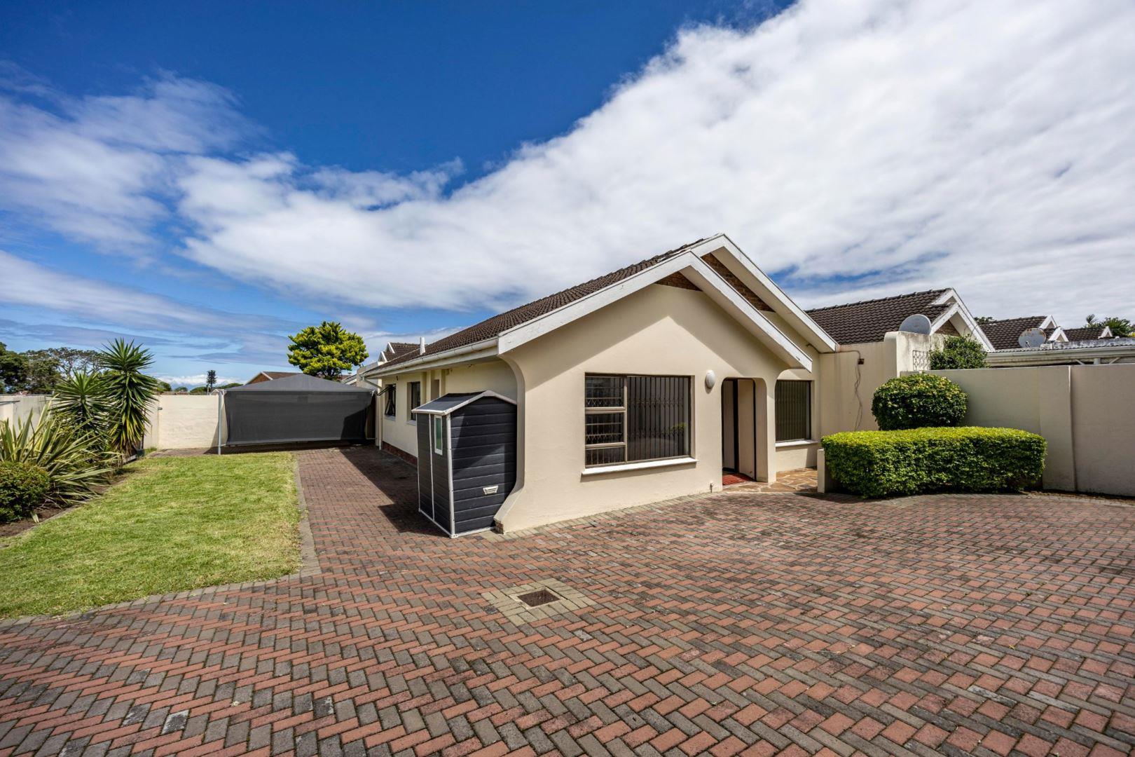 Beacon Bay Property Townhouses for sale in Beacon Bay Property24