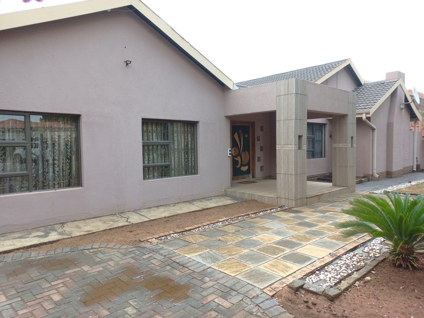 5 Bedroom House for sale in Flora Gardens P24113854188